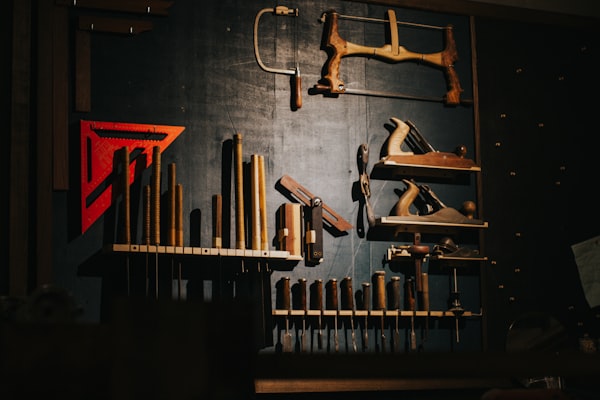 Outils d'artisan accrochés dans un atelier