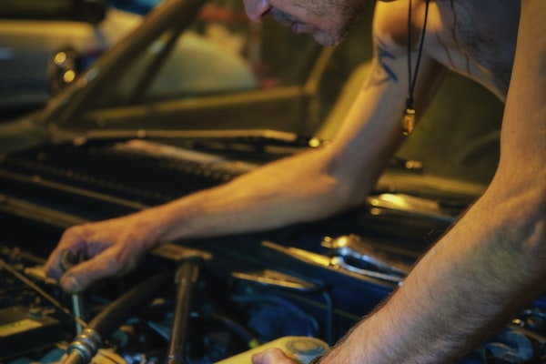 Mécanicien dans un garage automobile