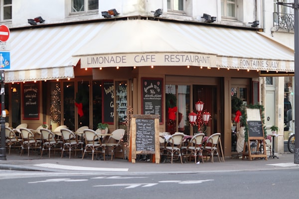 Terrasse de restaurant avec auvent